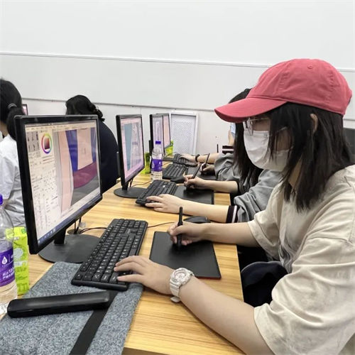 動漫設計專業(yè)學生上課照(圖1)