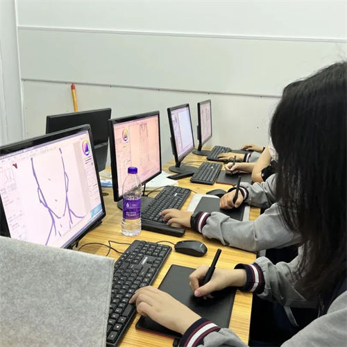 動漫設計專業(yè)學生上課照(圖3)